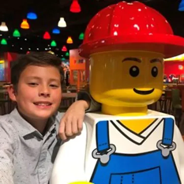 Kid with Figure | LEGOLAND Discovery Center