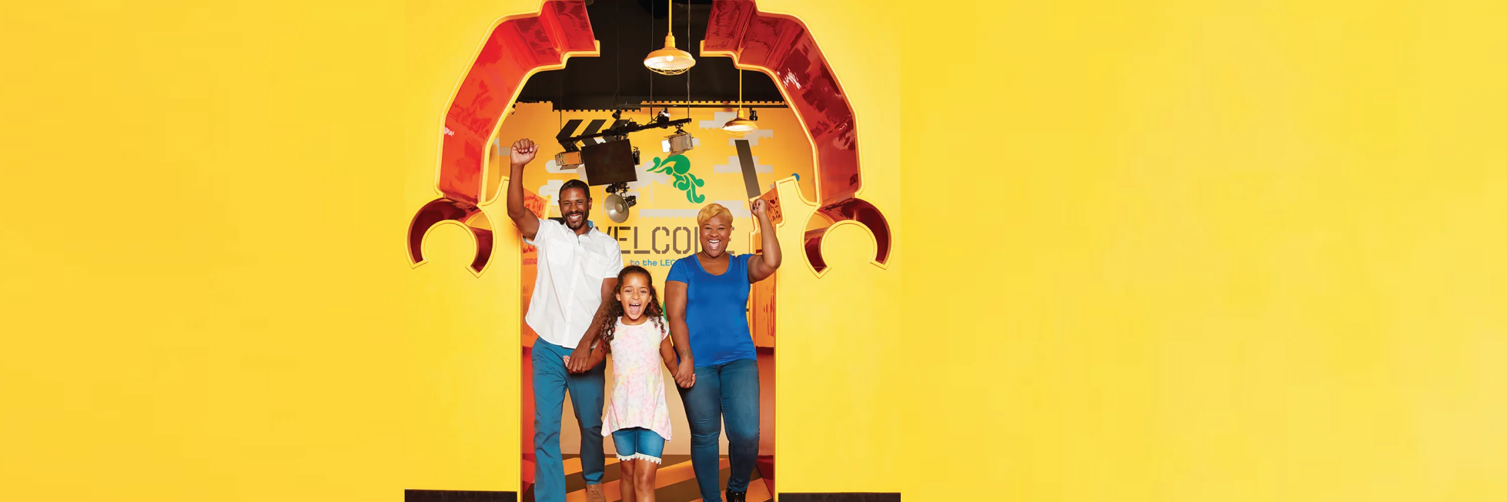 Family walking into the attraction LEGOLAND Discovery Center 