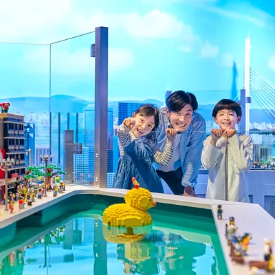 ミニランド」で大阪の名所を楽しむ親子