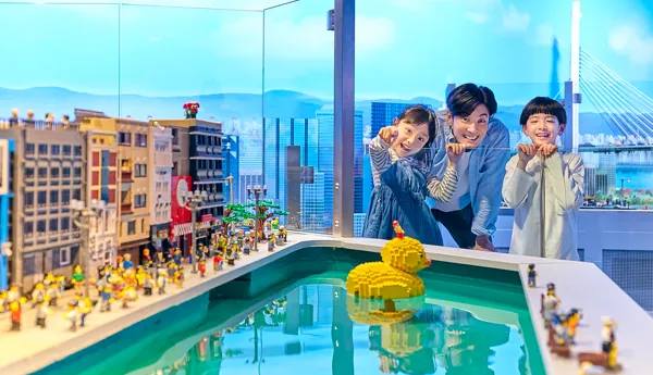 ミニランド」で大阪の名所を楽しむ親子