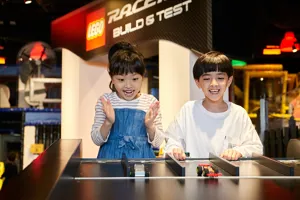 レゴ🄬レーサー ビルド&テストゾーン」でビルドしたクルマを走らせる子どもたち