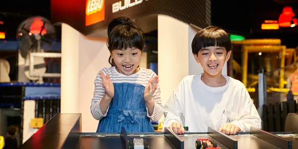 レゴ🄬レーサー ビルド&テストゾーン」でビルドしたクルマを走らせる子どもたち