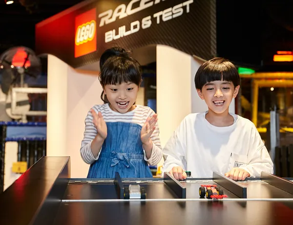 レゴ🄬レーサー ビルド&テストゾーン」でビルドしたクルマを走らせる子どもたち