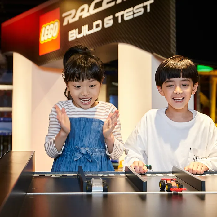 レゴ🄬レーサー ビルド&テストゾーン」でビルドしたクルマを走らせる子どもたち