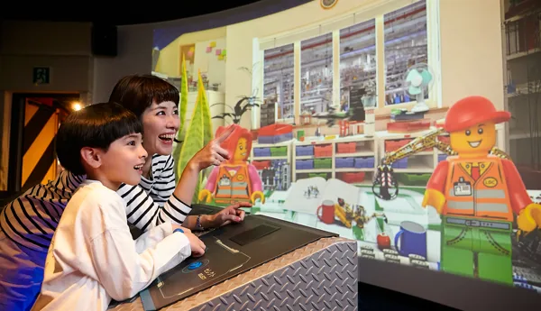 レゴファクトリー」を楽しむ親子
