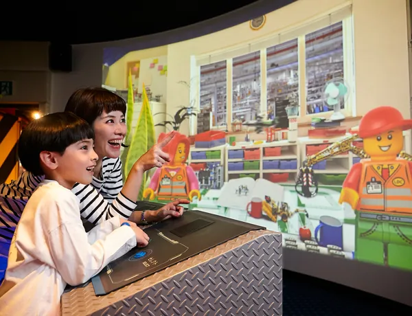 レゴファクトリー」を楽しむ親子