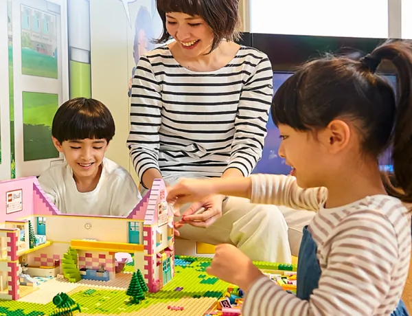 alt="「レゴ🄬フレンズ オリビアハウス」で遊ぶ親子"