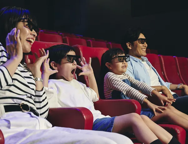 alt="「レゴ🄬スタジオ 4D」で4Dムービーを観る家族"