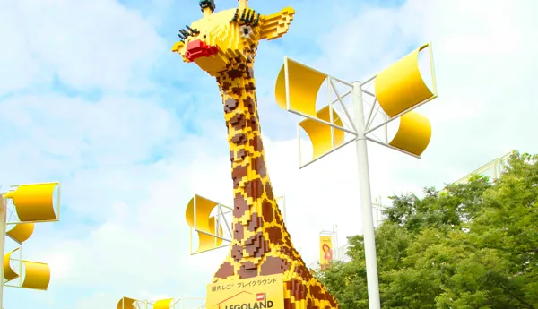 alt="33万7,500個のレゴブロックで作られたレゴランド大阪のシンボル「キリン」"