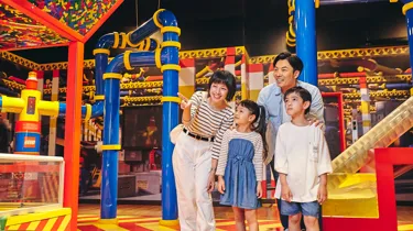 「レゴファクトリー」を楽しむ家族