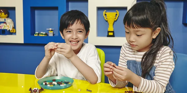 「クリエイティブ・ワークショップ」でレゴビルドを楽しむ男の子と女の子