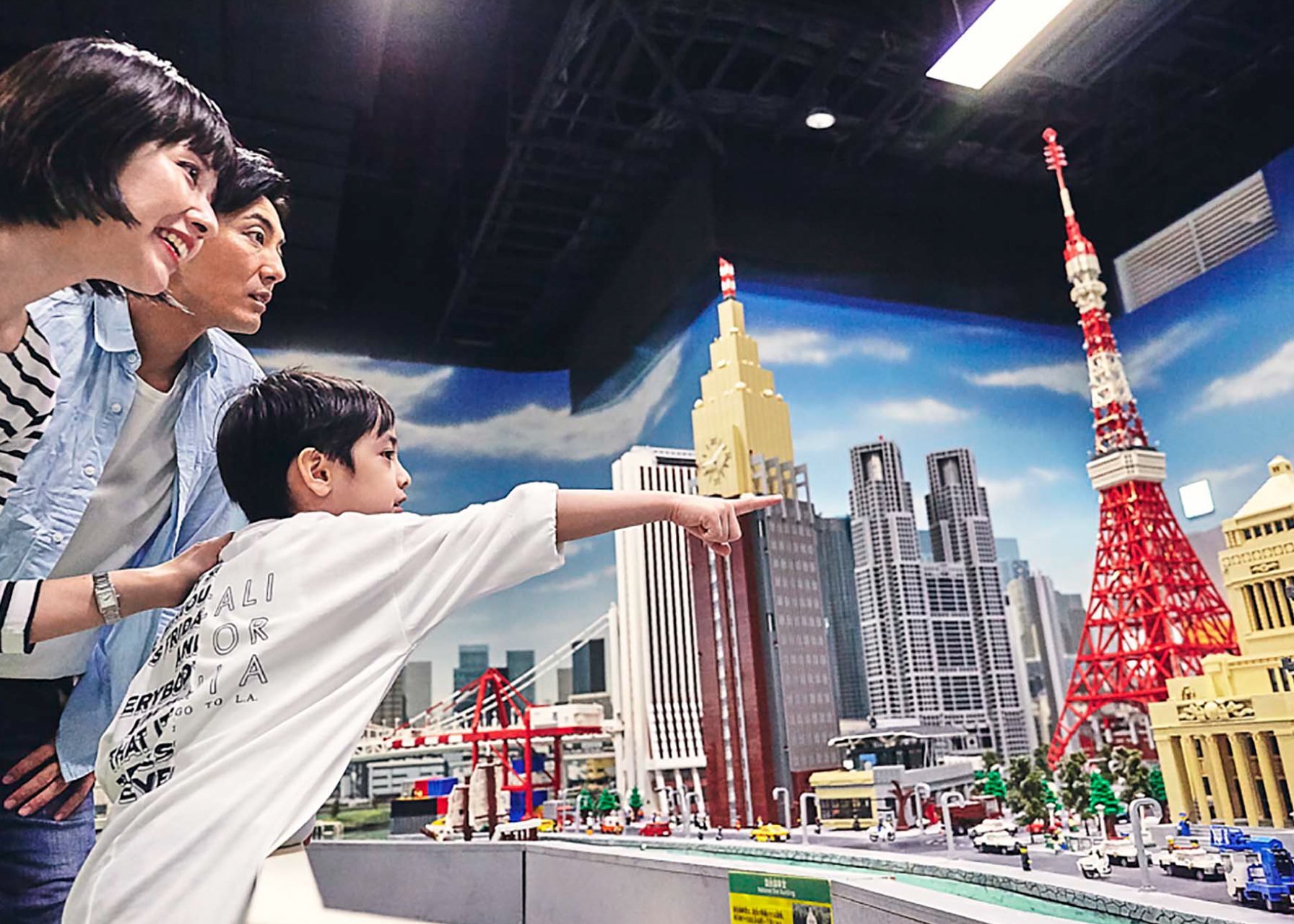 東京の名所をレゴブロックで再現した「ミニランド」を楽しむ家族