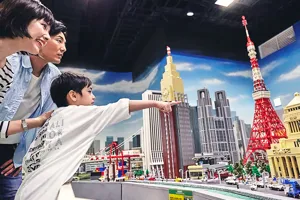 東京の名所をレゴブロックで再現した「ミニランド」を楽しむ家族