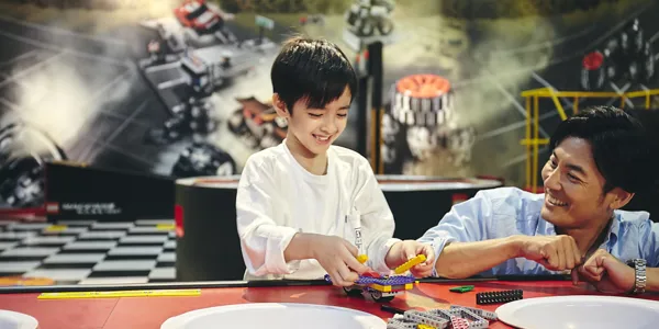 「レゴレーサー ビルド&テストゾーン」でクルマを一緒に作る親子